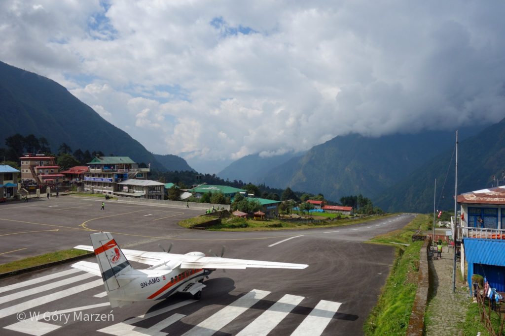 Lotnisko w Llukli - początek trekkingu do Everest Base Camp i Gokyo Ri
