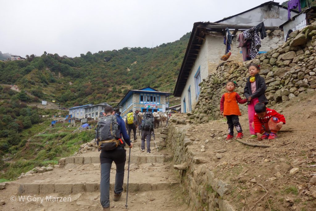 Trekking w Nepalu - Everest Base Camp - wejście do Namcze Bazaar