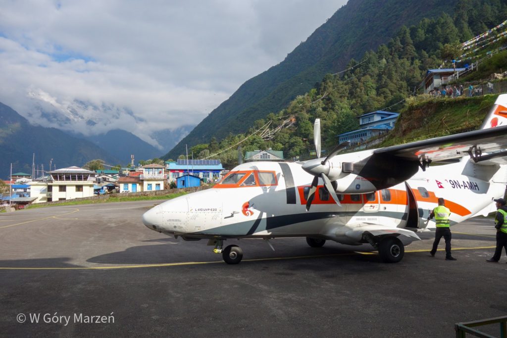 Avión a LLukli - el comienzo del trekking al campamento base del Everest y Gokyo Ri