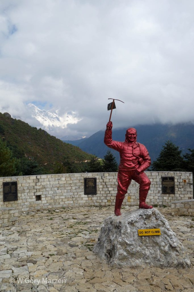 Trekking w Nepalu - Everest Base Camp - Pomnik Tenzinga
