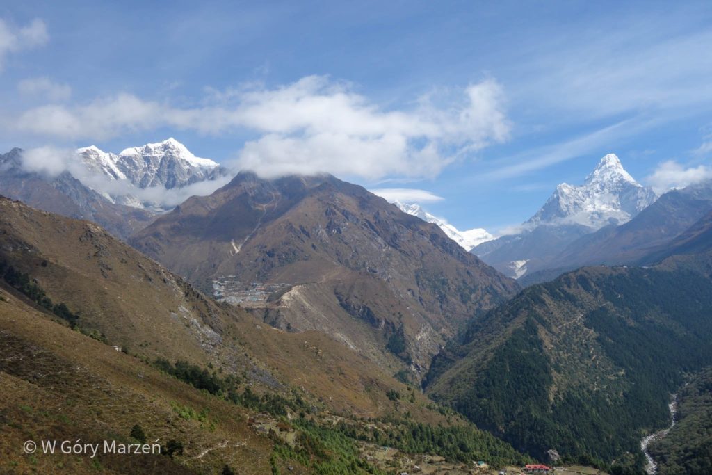 Trekking do Everest Base Camp i Gokyo Ri - widok na Taboche i Ama Dablam