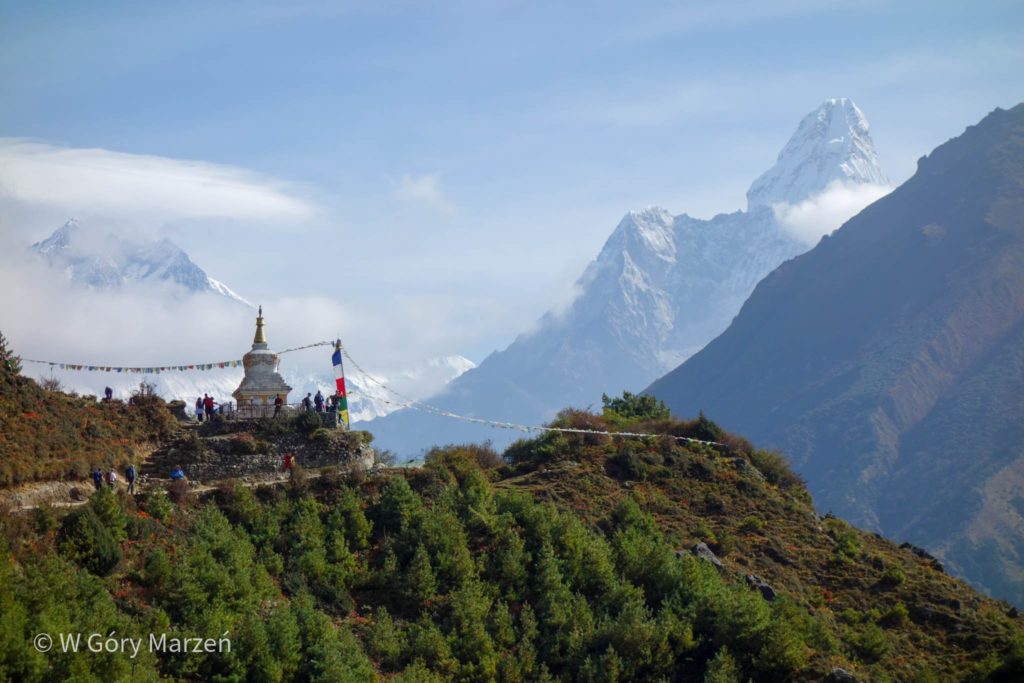 Trekking al campamento base del Everest - vista de Ama Dablam